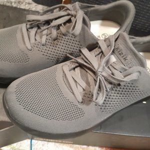 Kizik tennis shoes NWOT